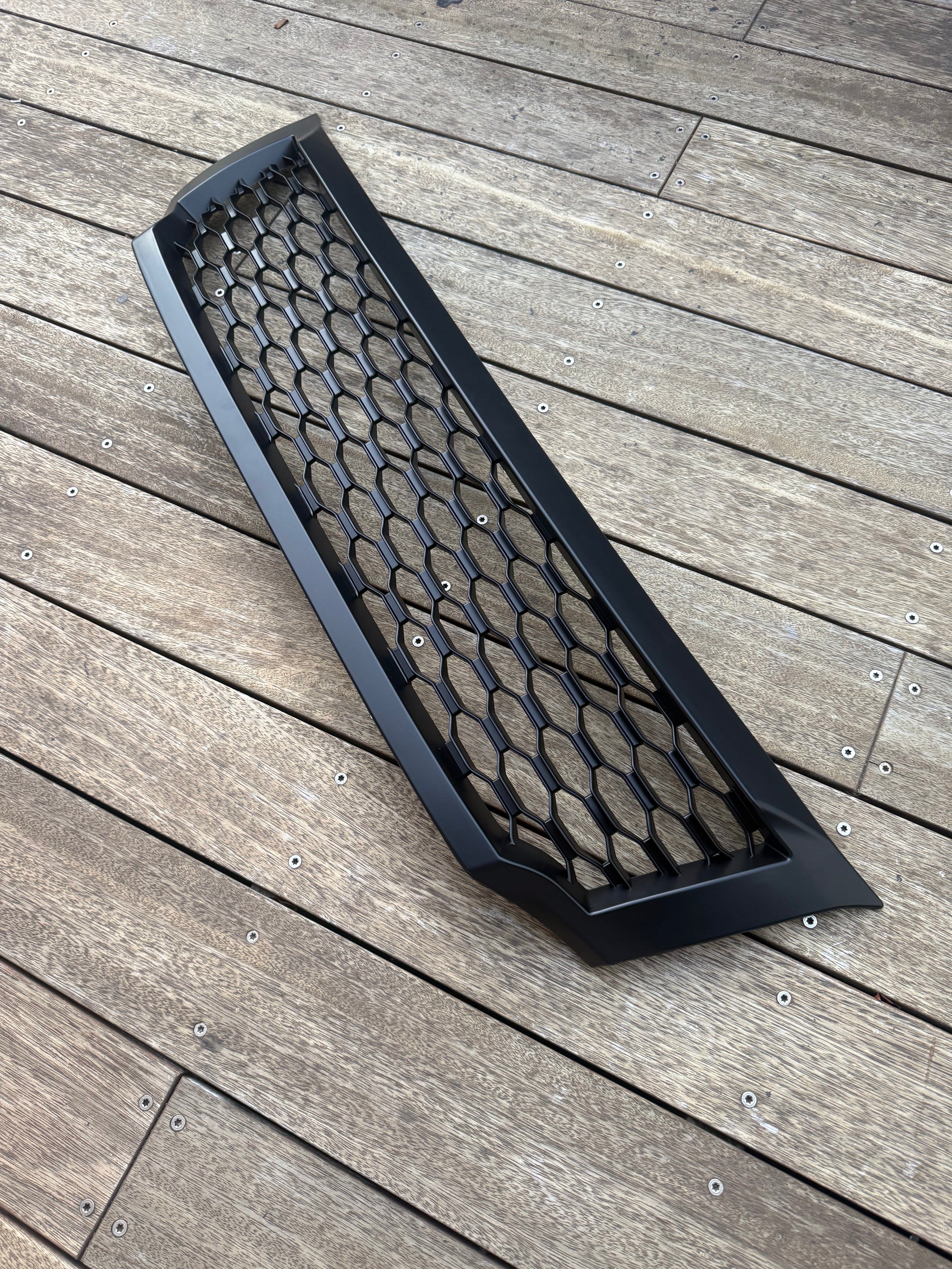 NP300 Badge-less Grille