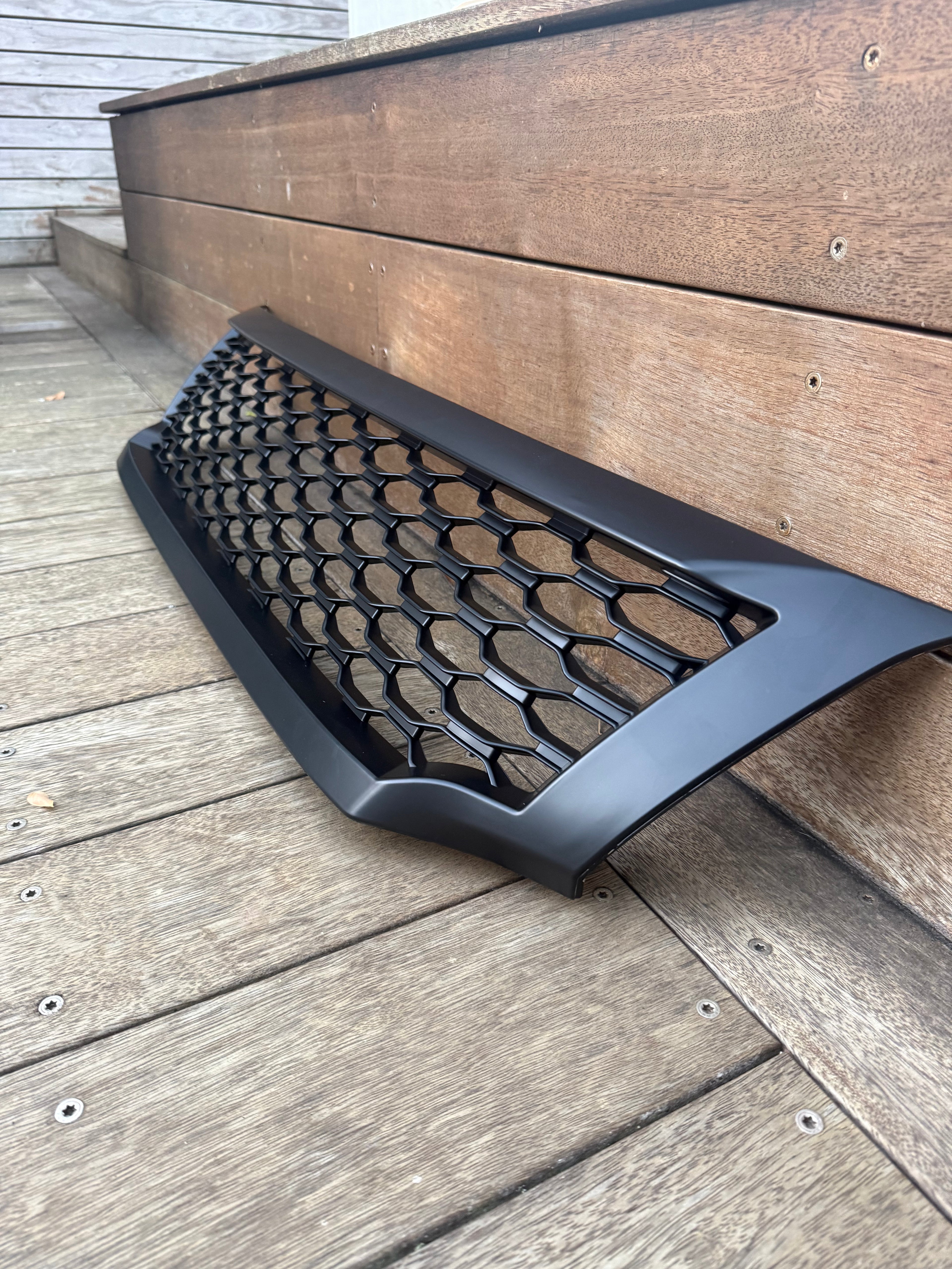 NP300 Badge-less Grille